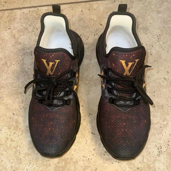 Beautiful tennis shoes brand new